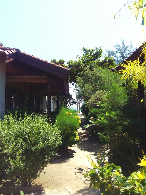 Yaya Bungalows Blue Coral Gili Meno Bagian luar foto